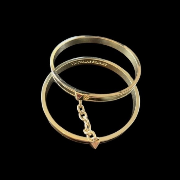 VICTORIAS SECRET-TWO GOLD TONE BANGLE BRACELETS CONNECTED BY A GOLD TONE CHAIN - Picture 3 of 5